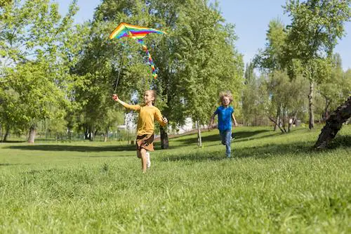 enfants qui s'amusent dans la nature